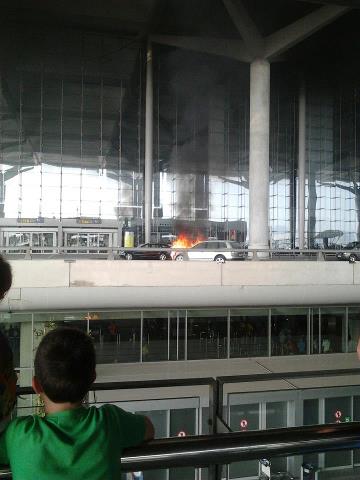 Se incendia un vehculo en el Aeropuerto de Mlaga
