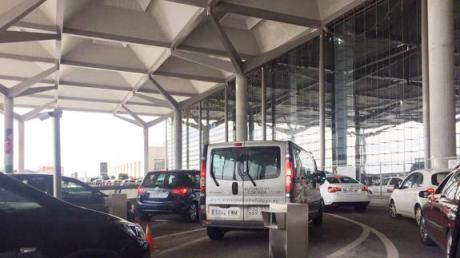 AECA Informa: Colas en la entrada al aeropuerto de M�laga 