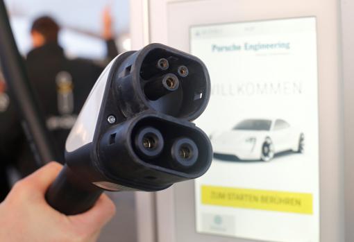 Alemania inaugura la primera electrolinera que funciona mediante energ�a solar